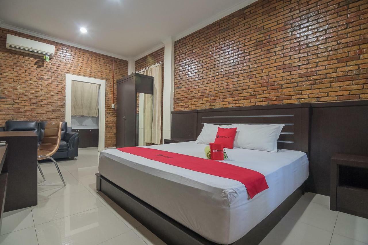 Reddoorz Near Cambridge Square 2 Wisma tamu Medan