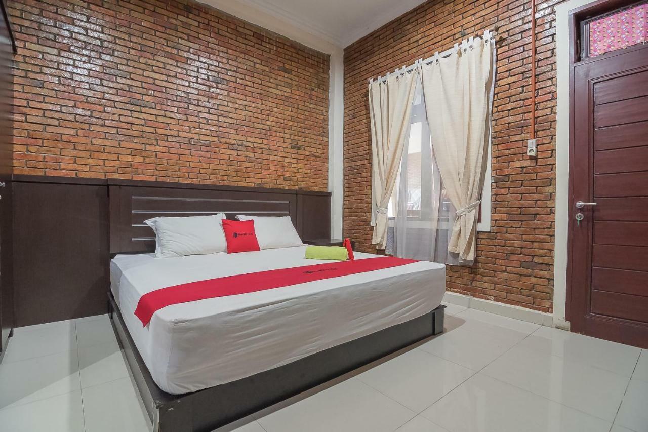 Reddoorz Near Cambridge Square 2 Wisma tamu Medan