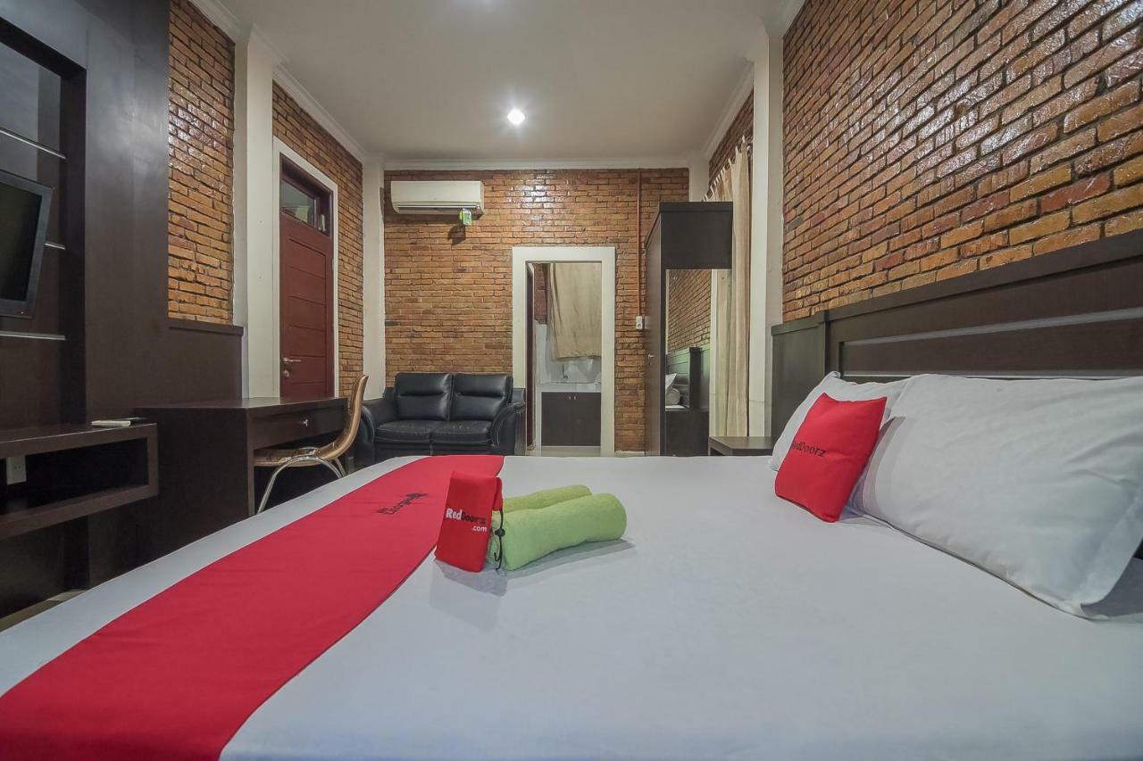 Reddoorz Near Cambridge Square 2 Wisma tamu Medan