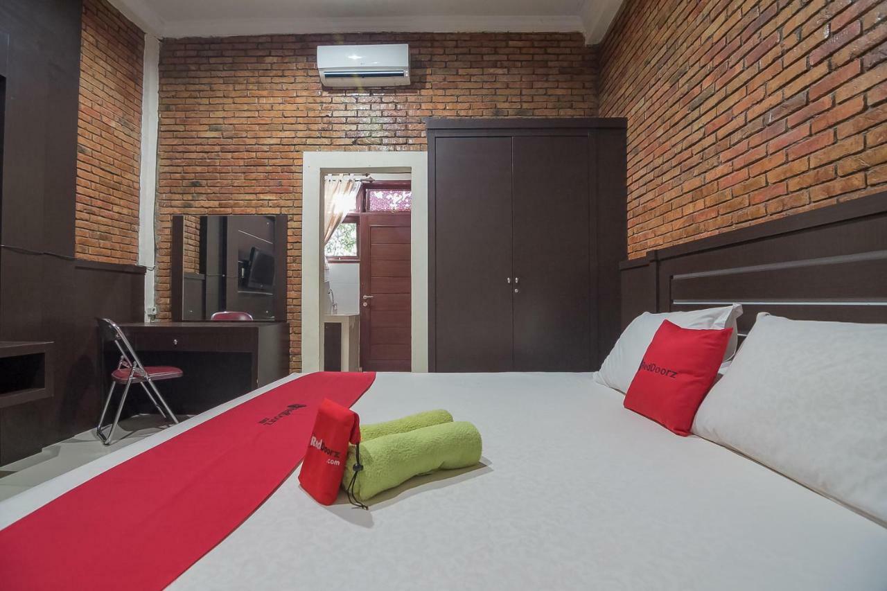 Reddoorz Near Cambridge Square 2 Wisma tamu Medan