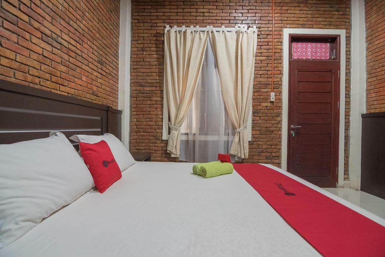 Reddoorz Near Cambridge Square 2 Wisma tamu Medan