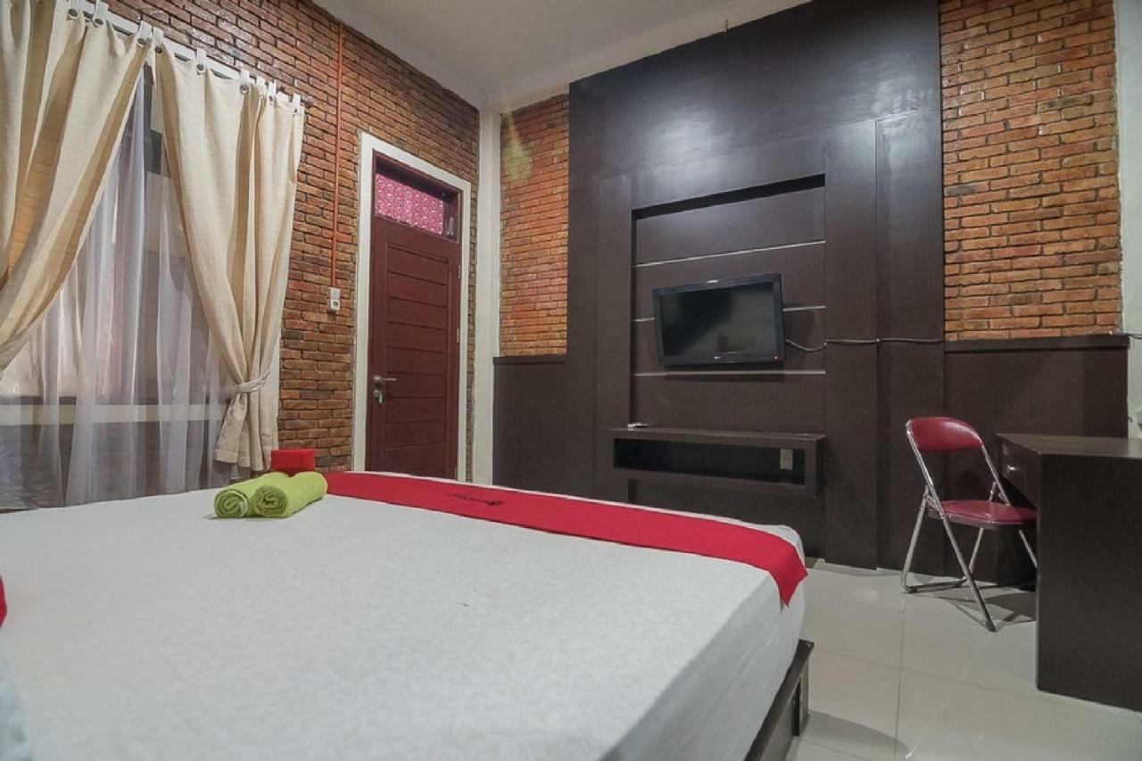 Reddoorz Near Cambridge Square 2 Wisma tamu Medan
